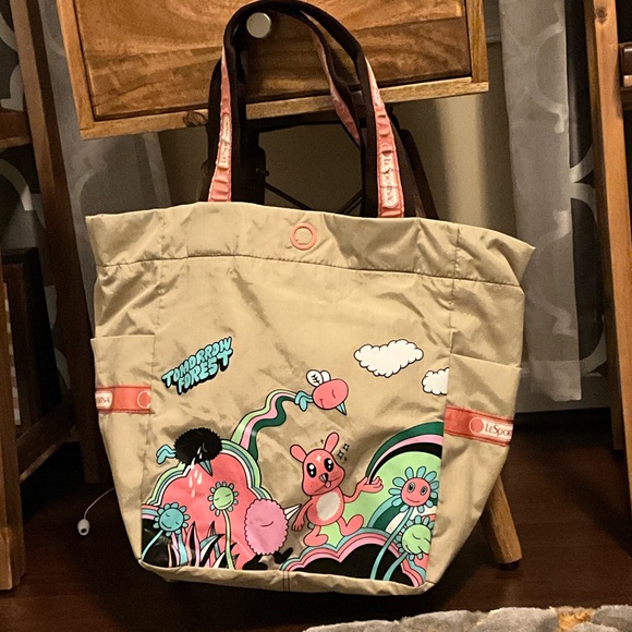 Lesportsac Handbags - LeSportsac Beige and Coral Tote with Playful Design